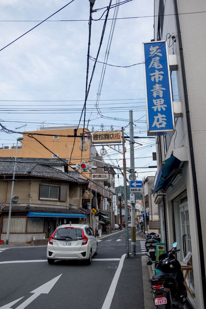 南宫体育日本街头实拍：电线杆密密麻麻电线杂乱无章日本人却无力改变(图3)