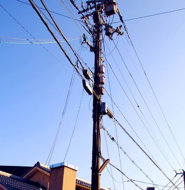 南宫体育实拍真实的日本：地上干净天上却很“脏”电线错乱像蜘蛛网！(图5)