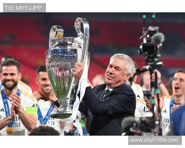 皇马欧冠颁奖视频集锦：捧杯时刻与球员庆祝画面